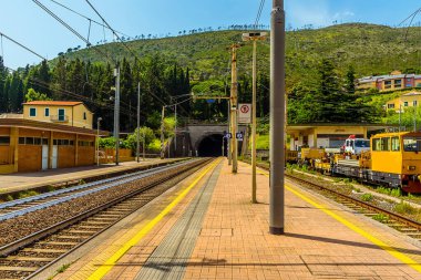 Yaz mevsiminde İtalya 'nın Levanto köyündeki tren istasyonunun manzarası