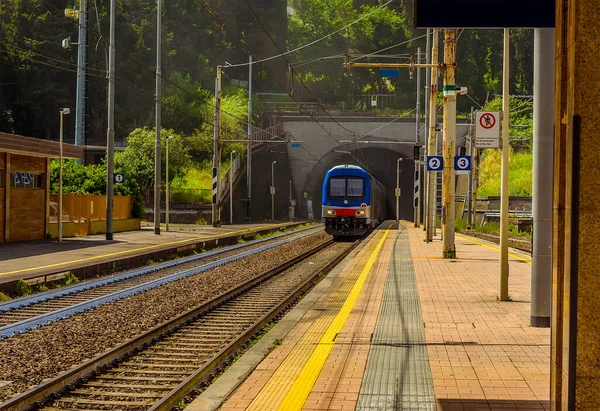 Train Approche Gare Dans Village Levanto Italie Été — Photo