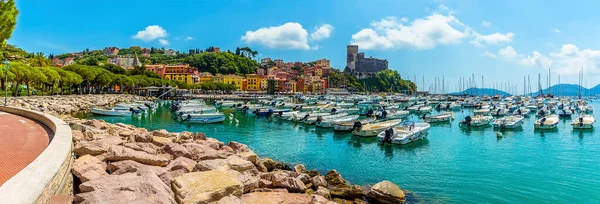 夏のイタリア レーリチの遊歩道沿いのパノラマビュー — ストック写真