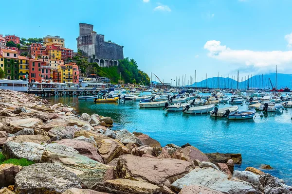 夏にイタリアのレーリチ城への防波堤に沿って景色 — ストック写真