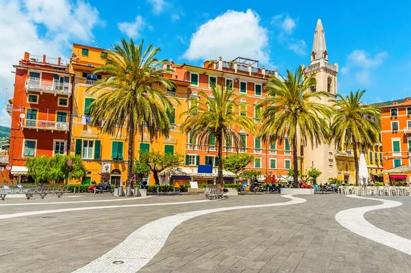 Bølgebrygga Trekker Deg Mot Kirken Fargerike Bygninger Torget Lerici Italia – stockfoto