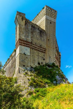 Yaz mevsiminde İtalya 'nın Lerici kentindeki heybetli şato.