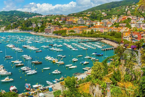 İtalya 'nın Lerici kentindeki liman ve körfeze bakan bir manzara