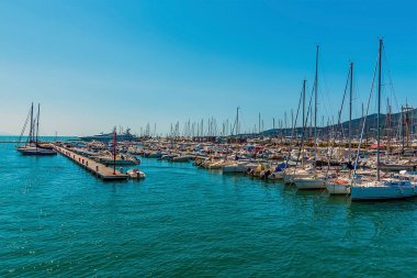Yaz mevsiminde İtalya 'nın La Spezia kentinde denize bakan marina manzarası