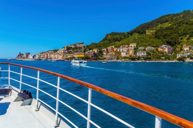 Yazın Porto Venere, İtalya 'ya yaklaşan bir tekneden manzara