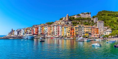 İtalya 'nın Porto Venere limanında yaz mevsiminde bir tekneden manzaralı bir manzara.