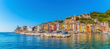 İtalya 'nın Porto Venere şehrinde yaz mevsiminde dalgakıran ve liman manzarası