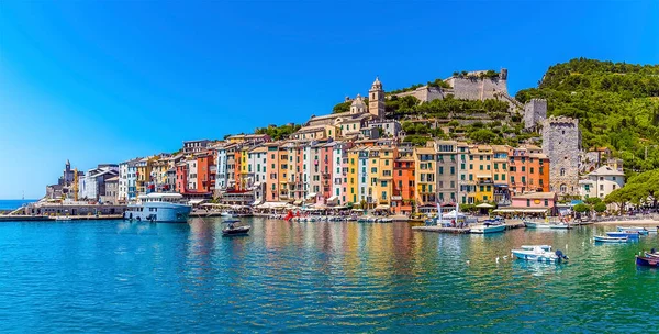 İtalya 'nın Porto Venere limanında yaz mevsiminde bir tekneden manzaralı bir manzara.