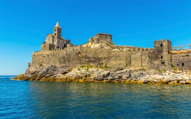 İtalya 'nın Porto Venere kentindeki Aziz Peter Kilisesi' ne doğru bir manzara.