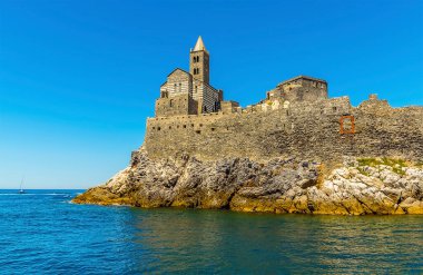 İtalya 'nın Porto Venere kentindeki Saint Peter kilisesine yakın çekim