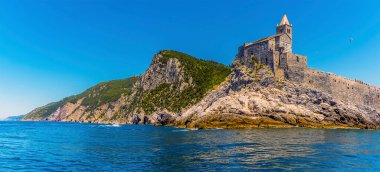 İtalya 'nın Porto Venere kentindeki Aziz Peter Kilisesi' nden Cinque Terre sahili boyunca bir manzara