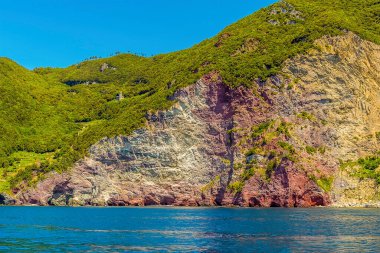 Yaz mevsiminde İtalya 'nın Porto Venere kenti yakınlarındaki Cinque Terre kıyısındaki uçurumlardaki demir mineral lekelerinin manzarası.