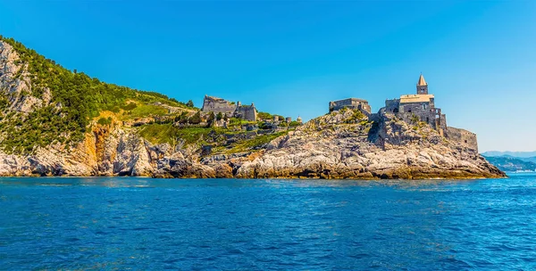 夏のイタリア ポルト ヴェネレの岬と城への眺め — ストック写真