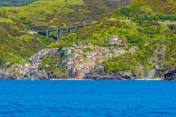 View Cinque Terre Village Riomaggiore Italy Surrounding Cliffs Summer — стоковое фото
