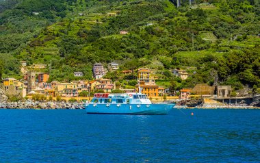 Yazın İtalya 'nın Monterosso limanına doğru bir manzara