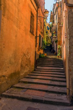 Yazın Monterosso 'dan Vernazza, İtalya' ya giden yolun başlangıcına bir bakış