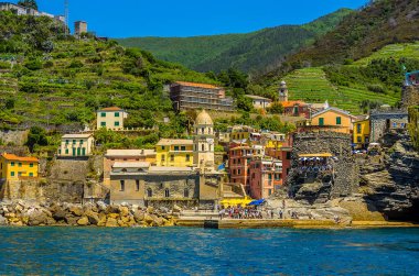 Yazın İtalya 'nın Vernazza limanına ve eski şehrine doğru bir manzara