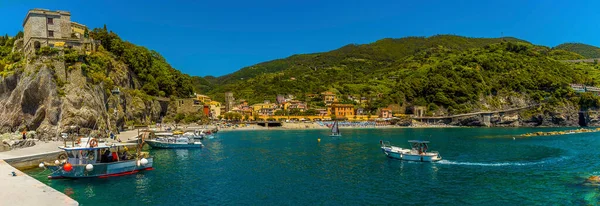夏にイタリアのモンテレッソの港のパノラマビュー — ストック写真
