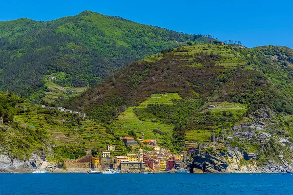 Colorida Aldeia Cinque Terre Vernazza Aninhada Abaixo Falésias Verão — Fotografia de Stock