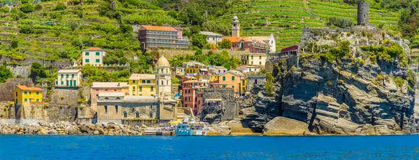 Panoramautsikt Mot Hamnen Den Färgstarka Cinque Terre Byn Vernazza Sommaren — Stockfoto