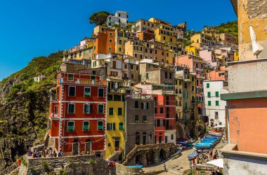Parlak renkli binalar, yazın İtalya 'nın Riomaggiore kentindeki Cinque Terre köyündeki küçük limana doğru yıkılıyor.