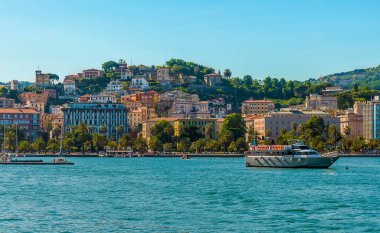 Yazın İtalya, La Spezia 'daki liman ve kıyıya doğru bir manzara.