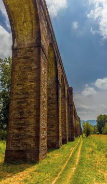 Lucca Italya 'daki etkileyici Nottolini su kemerinin manzarası.