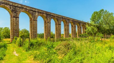 On sekizinci yüzyılın bir kısmı, üç kilometre uzunluğundaki Nottolini su kemeri yazın Lucca İtalya 'da.