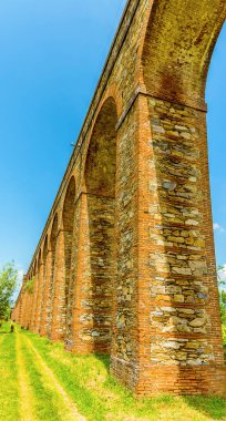 Yazın Lucca İtalya 'daki Nottolini su kemerinin üç kilometrelik kısmının altından bir manzara
