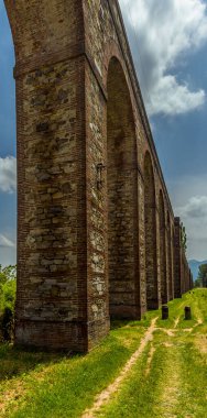 Yazın Lucca İtalya 'daki Nottolini su kemerinin üç kilometre uzunluğundaki kısmının altından bir manzara