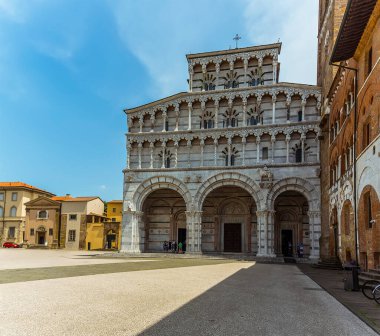 Yazın Lucca İtalya 'daki St. Martin Katedrali' ne doğru bir manzara.