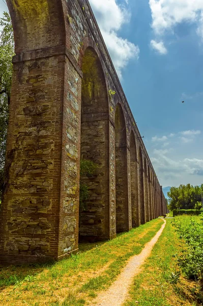Widok Wzdłuż Akweduktu Nottolini Lucca Włochy Latem — Zdjęcie stockowe