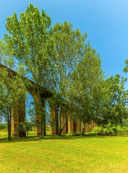 Blick Durch Die Bäume Auf Das Beeindruckende Aquädukt Von Nottolini — Stockfoto