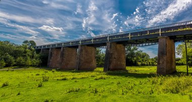 İngiltere 'nin en uzun su kemeri olan Warwickshire' daki Edstone Aqueduct 'a doğru bir arazi manzarası.