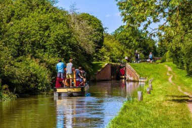 İngiltere 'nin en uzun su kemeri olan Warwickshire, Edstone Aqueduct' tan ayrılan bir kanal manzarası.