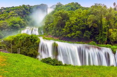 Marmore, Umbria, İtalya 'da yaz mevsiminde şelalelerin tam akışının uzun bir görüntüsü