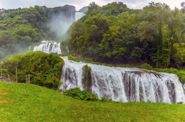 Marmore, Umbria, İtalya 'da yaz mevsiminde şelalelerde tek bir tam akış görüntüsü