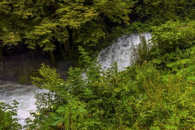 Yaz mevsiminde İtalya, Umbria, Marmore 'daki şelalelerin manzarası