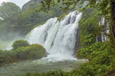Yaz mevsiminde Marmore, Umbria, İtalya 'da büyük bir şelale var.
