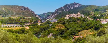 Papigno 'daki Neva Nehri' nden Marmore, Umbria, İtalya 'daki Roma şelalelerine bakan bir manzara.