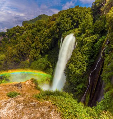 Yazın İtalya 'nın başkenti Umbria' da bulunan Marmore 'daki şelalelerden püskürtülen spreyin gökkuşağının renklerini gösteren uzun pozlama manzarası