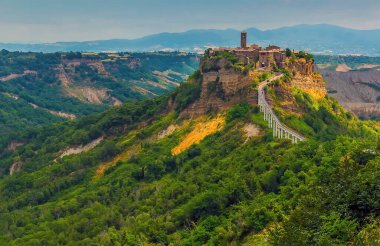 İtalya 'nın Lazio kentindeki Civita di Bagnoregio yerleşimine bakan bir manzara