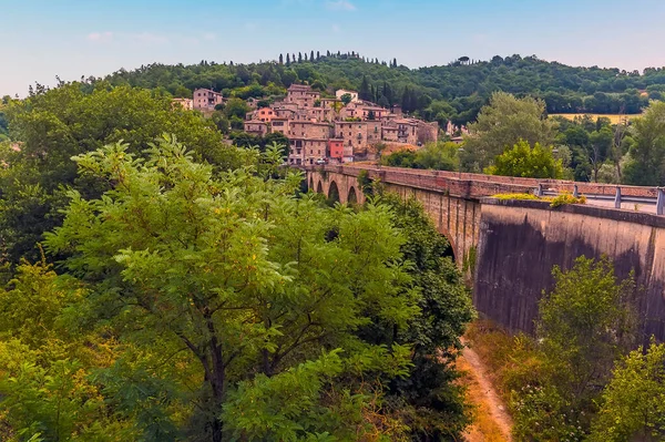 Blick Entlang Der Brücke Über Den Tiber Auf Das Dorf — Stockfoto