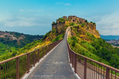 Beton yol, yazın İtalya 'nın Lazio kentindeki Civita di Bagnoregio yerleşimine uzanan kaya çıkıntısına çıkar.