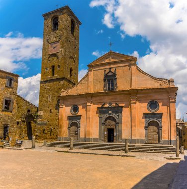 İtalya 'nın Lazio kentindeki Civita di Bagnoregio yerleşim bölgesinin ana meydanından bir manzara