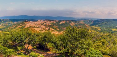 İtalya 'nın Lazio kentindeki Civita di Bagnoregio yerleşim bölgesinin çevresindeki kırsal bir manzara.