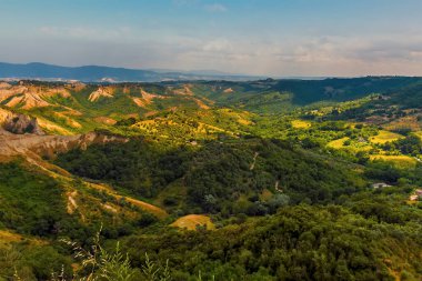 Günışığı, İtalya 'nın Lazio kentindeki Civita di Bagnoregio yerleşim bölgesinin etrafındaki engebeli araziyi vurguluyor.