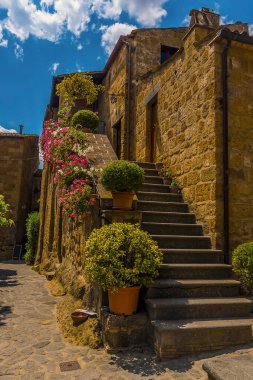 Çiçek dekoru İtalya 'nın Lazio kentindeki Civita di Bagnoregio' nun tepedeki caddesinde.
