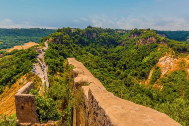 Yazın İtalya 'nın Lazio kentindeki Bagnoregio kasabasına bakan kale duvarları.