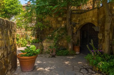 Bal taşından duvarlar, İtalya 'nın Lazio kentindeki Civita di Bagnoregio' nun tepenin üst tarafında bir sokak hizasında.